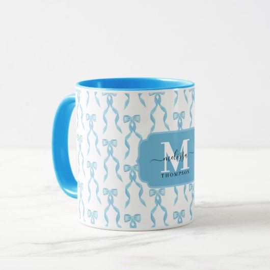 Fancy Blue Bow Monogrammed Mok (Voorkant links)