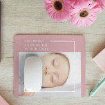 Fancy Cute Baby Foto | Roze en wit | Citaat Muismat<br><div class="desc">Introductie van ons "Joyful Moments Collectie", waarin geluk en creativiteit elkaar ontmoeten! Vier de pure vreugde en verwondering van het leven met onze prachtige roze achtergrond Baby Photo Quote producten. Of je nu voor jezelf winkelt of op zoek bent naar het perfecte cadeau, ons collectie belooft je dag op te...</div>