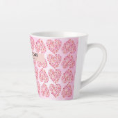 Fancy decoratief roodrood en roze hartpatroon latte mok (Rechts)