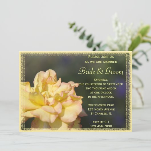 Fancy Gele Rose Wedding Uitnodiging (Staand voorkant)