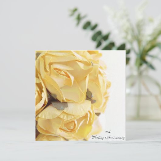 Fancy Gele Rozen Huwelijksjubileum Uitnodiging (Staand voorkant)