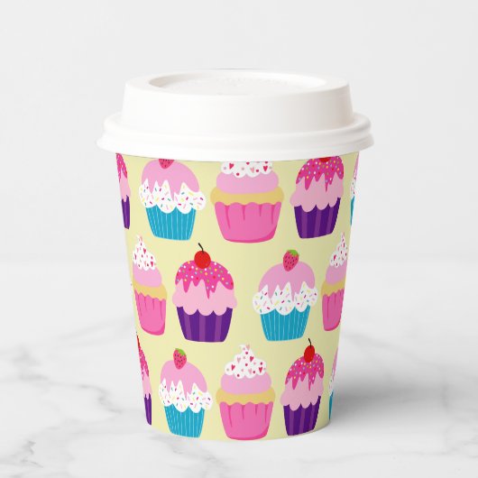 Fancy, kleurrijke cupcakes op gele dag papieren bekers (Links)