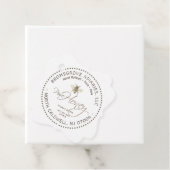 Fancy Label honing en voeding met bijen op wit (In situ)
