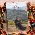 Fancy landschapsgebergte Romantic Foto Save The Date<br><div class="desc">Fancy Rustic Mountains Romantic Photo Wedding Save the Date Kaart with Envelope. Dit sparen de Datum Kaart daar zijn aan rustig ontwerp met bergen volgens een buitenbruiloft en in een landelijke atmosfeer. Voor klantgericht volledig om het even welk element van uw bruiloft of gebeurtenis. De grens is je verbeelding. BELANGRIJKE...</div>