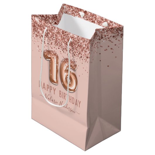 Fancy script roze glitter Happy 16th Birthday Medium Cadeauzakje (Voorkant Gekanteld)