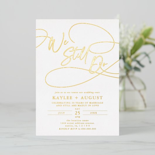 Fancy Script "We Still Do" Wedding Vow Renewal Folie Uitnodiging (Staand Voorkant)