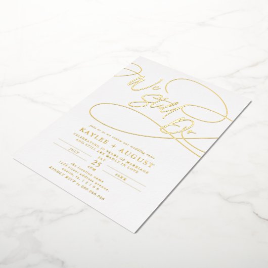 Fancy Script "We Still Do" Wedding Vow Renewal Folie Uitnodiging (Gedraaid)