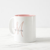 Fancy Stijlvol Blush Pink Shadow Monogram Script Tweekleurige Koffiemok (Voorkant links)