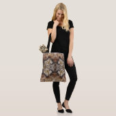 Fancy vibrant, glad, gestreken, natuurlijk gesteen tote bag (Op model)