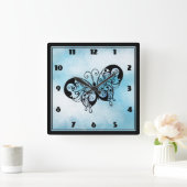 Fancy vlinder op een Cloud Blue Background Vierkante Klok (Huis)