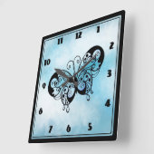 Fancy vlinder op een Cloud Blue Background Vierkante Klok (Hoek)
