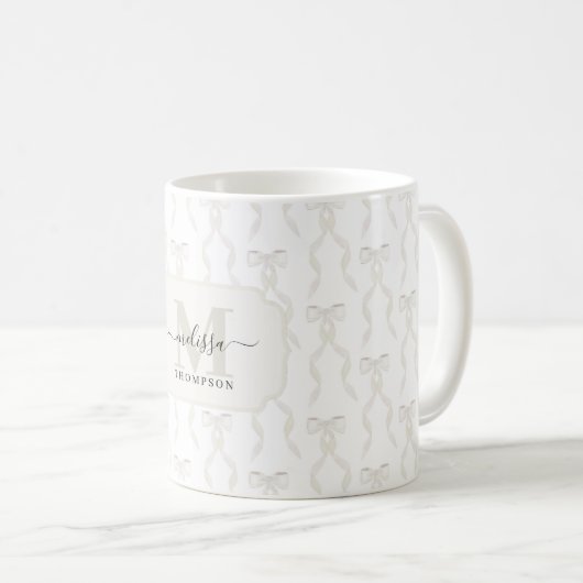 Fancy witte boog monogram koffiemok (Voorkant rechts)