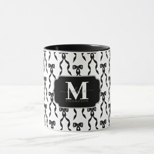 Fancy zwarte boog monogram mok (Midden)