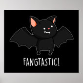 Fangtastic Funny Halloween Black Bat Pun Dark BG Poster (Voorkant)