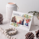 Fanical Photo Holida Merry KerstGold Winter Feestdagen Kaart<br><div class="desc">Op zoek naar een unieke vakantiekaart die echt opvalt? Bekijk onze favoriete kerstfeestelijke Kaart van de winter Greenery Botanical Photo Holiday! Deze mooie kaart bevat drie van je favoriete foto's, omgeven door feestelijke rode en groene wintermotieven. De moderne kalligrafie voltooit de blik, makend deze één vakantiekaart die zeker is om...</div>
