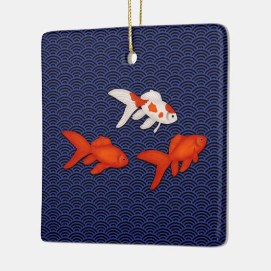 Fantail Goldfish op Seigaiha Wave Pattern Japans Keramisch Ornament (Links)