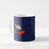 Fantail Goldfish op Seigaiha Wave Pattern Japans Koffiemok (Voorkant links)