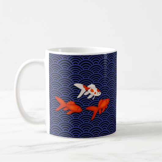 Fantail Goldfish op Seigaiha Wave Pattern Japans Koffiemok (Links)