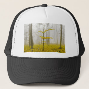 Fantasiestforest met nevel en gele bladeren trucker pet