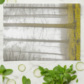 fantasiewoud met mist en gele bladeren theedoek (Gevouwen)