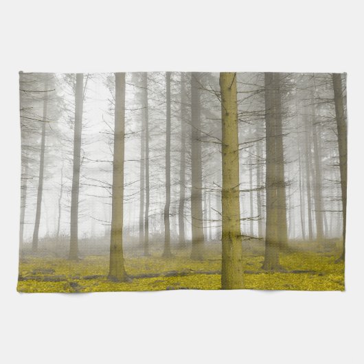fantasiewoud met mist en gele bladeren theedoek (Horizontaal)