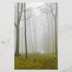 Fantastisch bos met mist en gele bladeren briefpapier