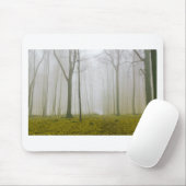 Fantastisch bos met mist en gele bladeren muismat (Met muis)