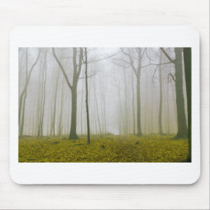 Fantastisch bos met mist en gele bladeren muismat