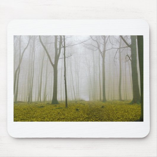 Fantastisch bos met mist en gele bladeren muismat (Voorkant)