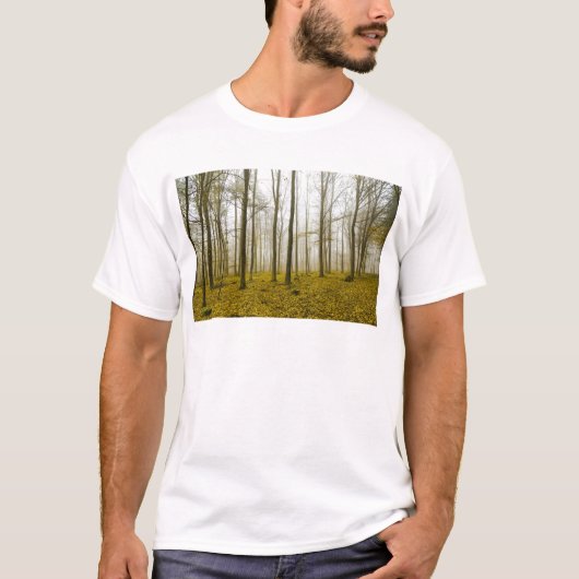 Fantastisch bos met mist en gele bladeren t-shirt (Voorkant)