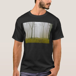 Fantastisch bos met mist en gele bladeren t-shirt