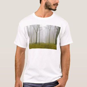 Fantastisch bos met mist en gele bladeren t-shirt