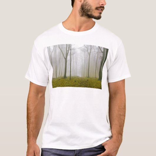 Fantastisch bos met mist en gele bladeren t-shirt (Voorkant)