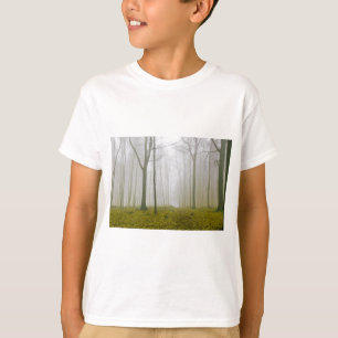 Fantastisch bos met mist en gele bladeren t-shirt