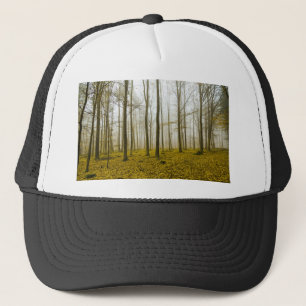 Fantastisch bos met mist en gele bladeren trucker pet