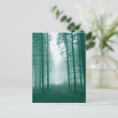 Fantastisch bos met mist in groen briefkaart (Staand voorkant)