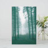 Fantastisch bos met mist in groen briefpapier (Staand voorkant)