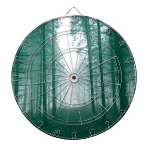 Fantastisch bos met mist in groen dartbord