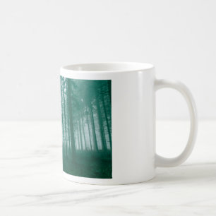 Fantastisch bos met mist in groen koffiemok