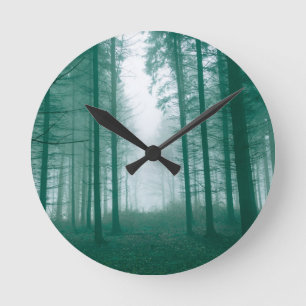 Fantastisch bos met mist in groen ronde klok