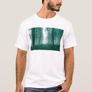 Fantastisch bos met mist in groen t-shirt