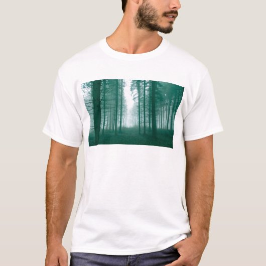 Fantastisch bos met mist in groen t-shirt (Voorkant)
