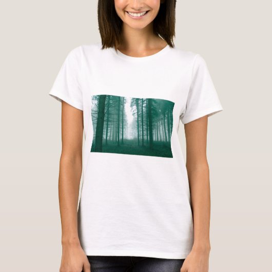 Fantastisch bos met mist in groen t-shirt (Voorkant)