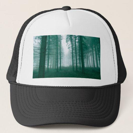 Fantastisch bos met mist in groen trucker pet (Voorkant)