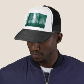 Fantastisch bos met mist in groen trucker pet (In situ)