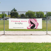 Fantastisch meisje met roze haar Hairstyling-merk Spandoek (Insitu)