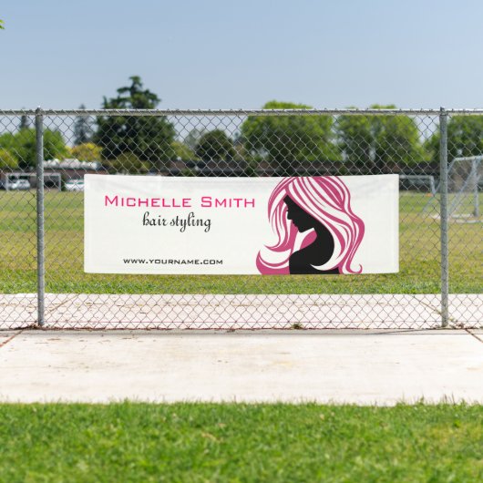 Fantastisch meisje met roze haar Hairstyling-merk Spandoek (Insitu)