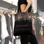 Fantastisch verjaardagsmonogram zwart roos goudgli tote bag<br><div class="desc">Voor een trendy en glamoureus 50ste (of om het even welke leeftijd) verjaardag. Een zwarte achtergrond met een gouden glitterlaag van roos. Met de tekst: 50 en geweldig. Pas een naam aan en voeg deze toe. Roos goudkleurige tekst. De naam wordt geschreven met een modern handgeschreven stijlmanuscript met swashes. Om...</div>