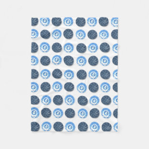 Fantastische blauwe naaiknoppen op wit patroon fleece deken