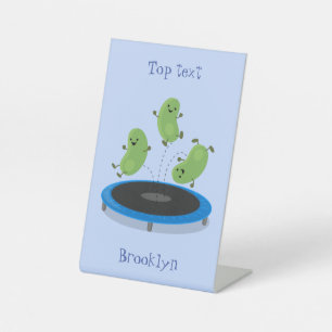 Fantastische groene bonen op trampoline-cartoon reclamebord met voetstuk